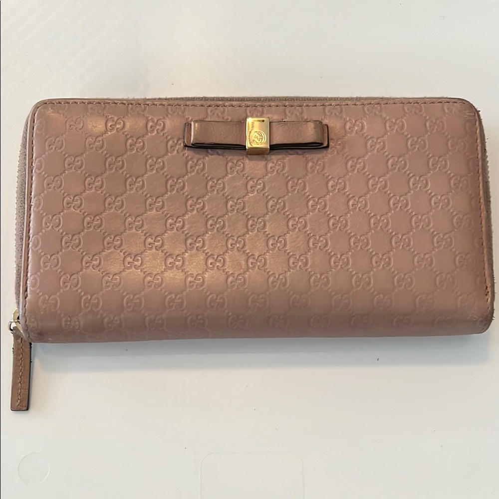 Gucci Guccissima Beige Embossed GG Long Zipper Leather Wallet with Ribbon Bow
